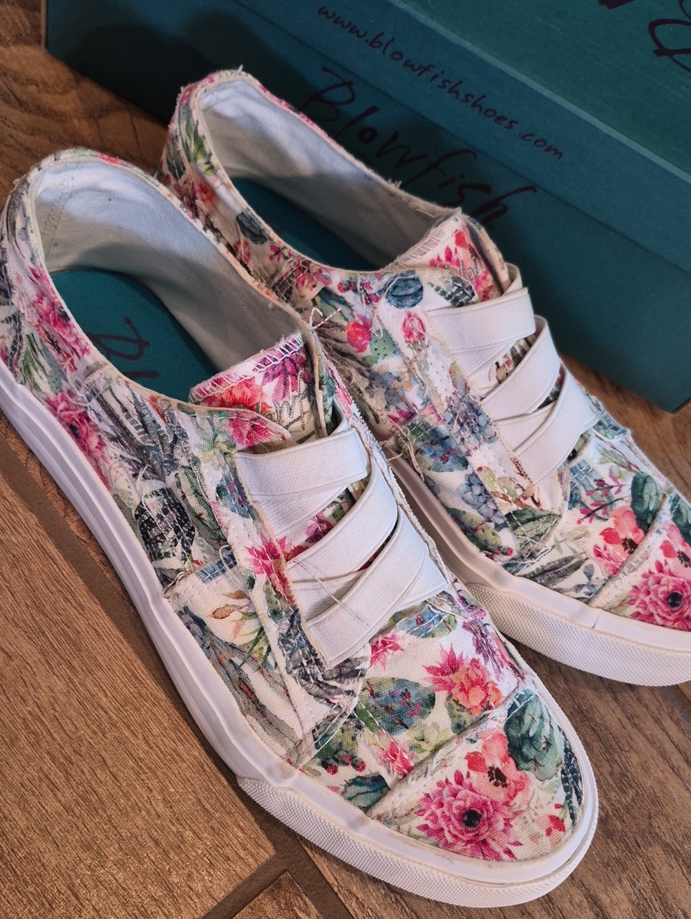 8.5 Tropical Blowfish Floral Slip-On Sneakers
